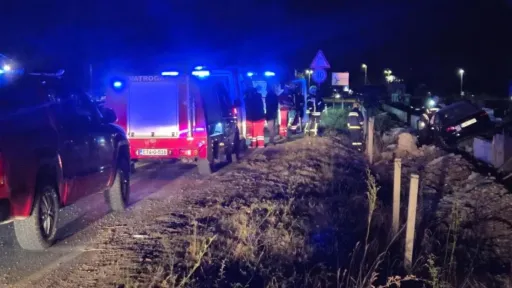 Automobil sletio s ceste i udario u betonsku ogradu na putu između Mostara i Kolonije, povrijeđene dvije osobe