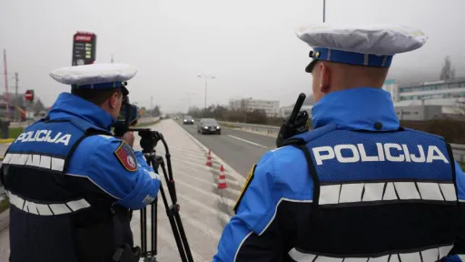 Policija u Srebreniku oduzela vozilo vozaču koji je vozio 177 km/h na dijelu puta s ograničenjem od 50 km/h