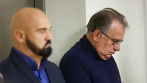 Pogledajte kako je ministar Isak vozeći suprotnim pravcem izbjegao novinare ispred POSKOK-a