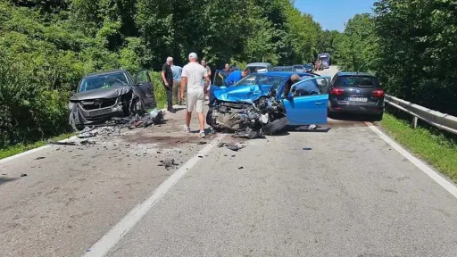 Saobraćajna nesreća na M18 između Živinica i Kladnja, jedna osoba poginula, dvije povrijeđene