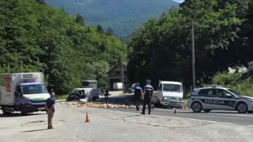 Saobraćajna nesreća na M17 kod Hadžića: Obustavljen saobraćaj, dvije osobe povrijeđene