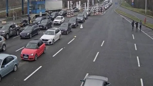 Duge kolone putničkih vozila na graničnim prelazima Gradi&scaron;ka i Velika Kladu&scaron;a zbog radova i novog sistema registracije