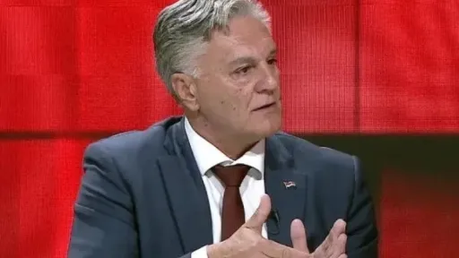 Siniša Karan navodi da je Republika Srpska nastala prije oružanih sukoba, dok Ustav BiH definiše njen status kao entiteta unutar države