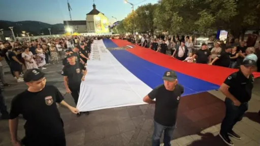 Na Trgu Krajine u Banjaluci održan skup u znak sjećanja na Ratka Mladića uz transparent "Komandante, hvala ti za sve!
