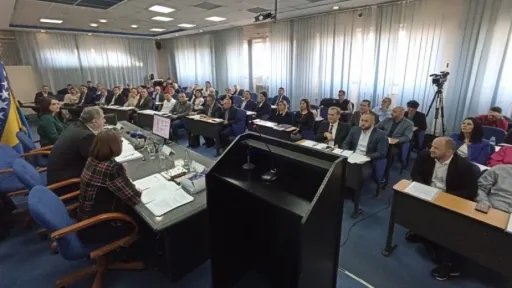 Prema preliminarnim rezultatima izbora 2026. godine, SDA zadržava 13 mandata u Skupštini Tuzlanskog kantona, dok SBB osvaja dva mandata