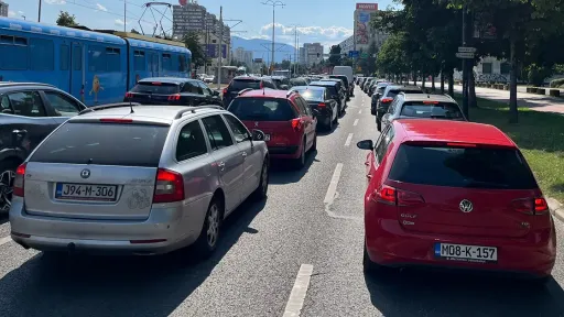 Saobraćajna nesreća u Sarajevu izazvala velike gužve, motociklista povrijeđen