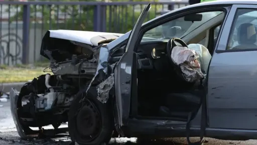 U saobraćajnoj nesreći u Rogatici poginuo vozač Yuga, sudario se s Renaultom koji je vozio državljanin Sjeverne Makedonije