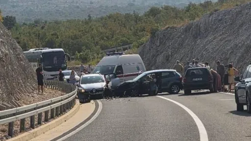 Saobraćajna nesreća na magistralnom putu Stolac &ndash; Neum, tri vozila učestvovala, povrijeđeni nepoznati