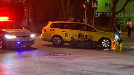U Grbavici se sudarili taksi i motocikl dostavljača, jedna osoba prevezena na KCUS