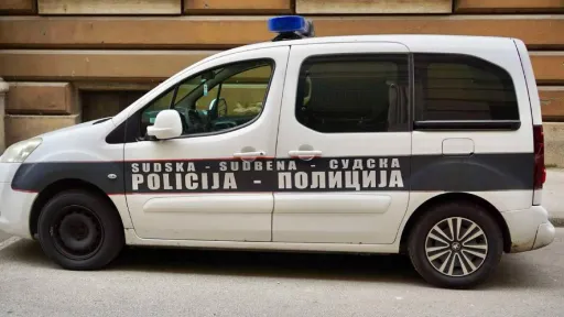 Fizički napao i te&scaron;ko povrijedio sudskog policajca