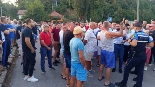 Građani se okupili ispred Termoelektrane Tuzla zbog povećanog ispu&scaron;tanja pra&scaron;ine iz Bloka 4