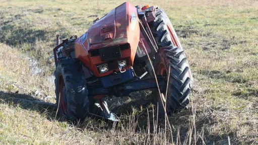 Traktor se prevrnuo na livadi, smrtno stradala osoba D. Ј