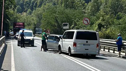 Saobraćajna nesreća na M-17 u Vranduku: Tri osobe povrijeđene, saobraćaj obustavljen