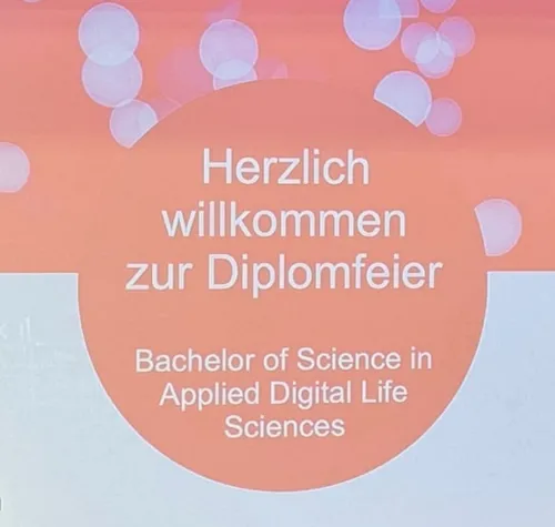 Fotografija natpisa sa svečanosti dodjele diploma.